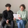 Résidence sociale St Bruno - Hébergement transitoire à Villeurbanne,  Marie Milési, chargée d'insertion fait un point avec  Roger 